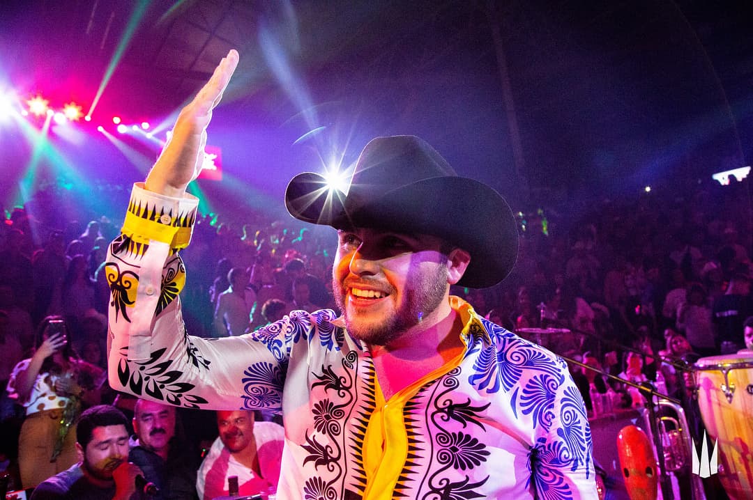 Gerardo Ortiz se ha mantenido en la polémica por la temática que abordan sus canciones. Horas más tarde de que TMZ divulgara la información de la supuesta nueva demanda, el cantante la negó.