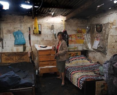 Contando estrellas. Los daños en las casas pobres de Ciudad de Guatemala son inmensos. Al número de viviendas destruidas por la arena del volcán se suman aquellas que resistieron la pesadilla, pero sus moradores terminaron contando estrellas cada vez que llega la noche. El Pacaya también lanzó piedras del tamaño de ladrillos que cayeron a varios kilómetros de distancia.