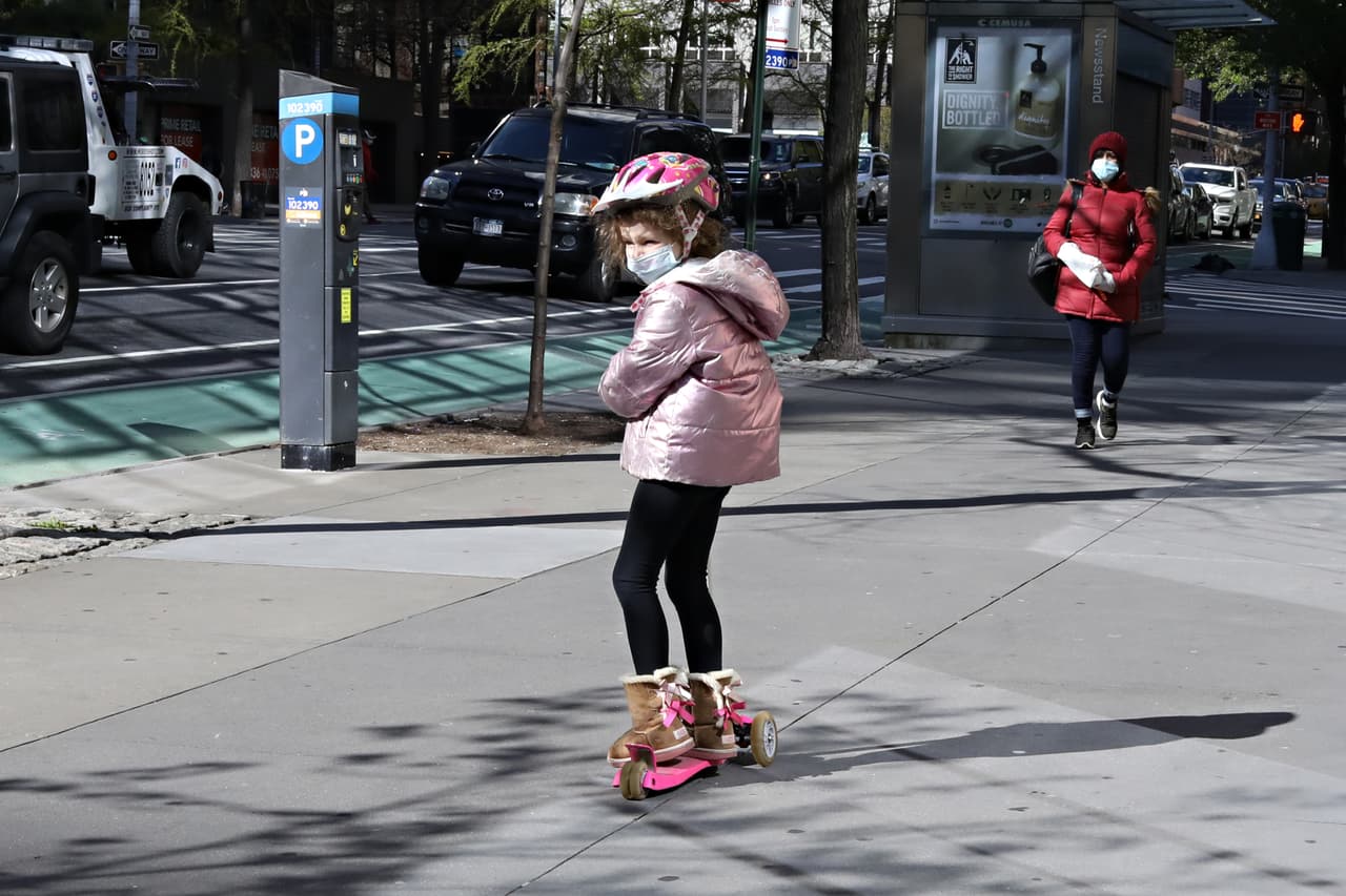 Según expertos, tras recibir la vacuna del coronavirus los menores podrían presentar síntomas como molestia en el brazo, dolor similar al de un resfriado y, en casos muy escasos,
<a href="https://www.univision.com/local/los-angeles-kmex/vacunas-covid-19-causan-o-no-miocarditis-en-adolescentes-doctores-en-california-aclaran-dudas">miocarditis</a>.