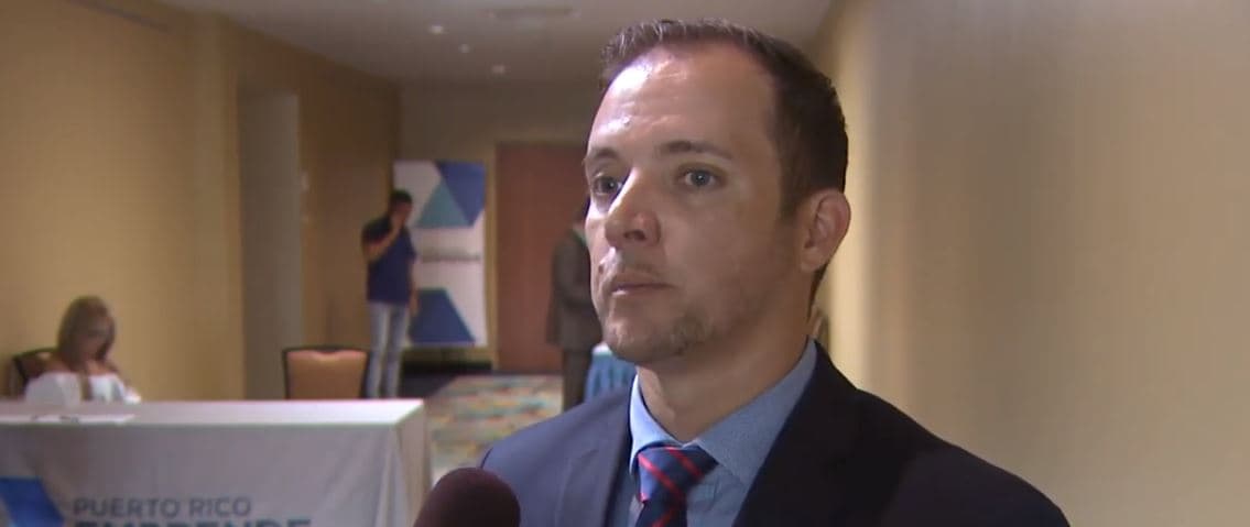 Ricardo Llerandi, secretario de la Gobernación, compartió unos links sobre Eduardo Bhatia, portavoz de la minoría PPD en el Senado. Bermúdez se burla: "A Isabel también le dieron información falsa y se casó con él". Se refiere a Isabel Fernández, la esposa del senador.