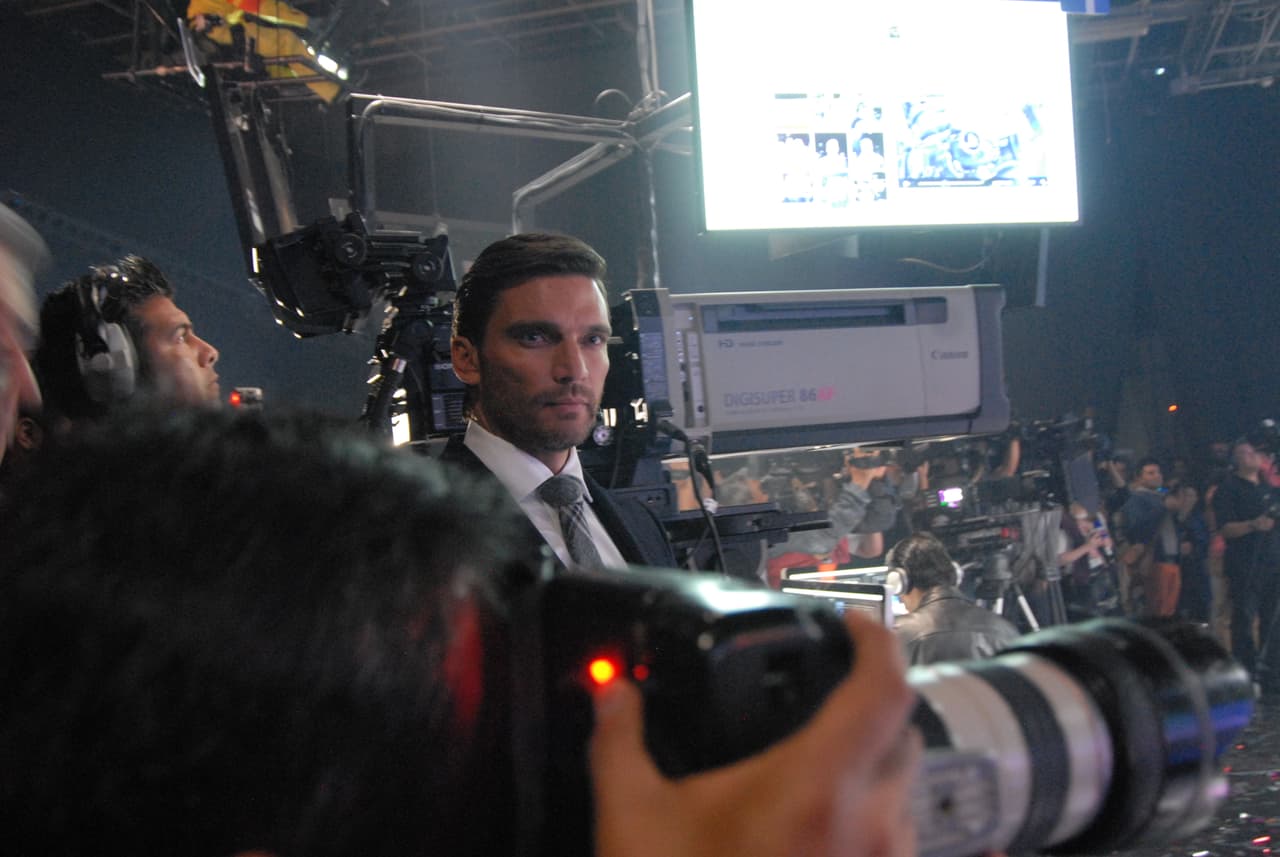 Pero ese galanazo tiene competencia y es nada más y nada menos que Julian Gil.