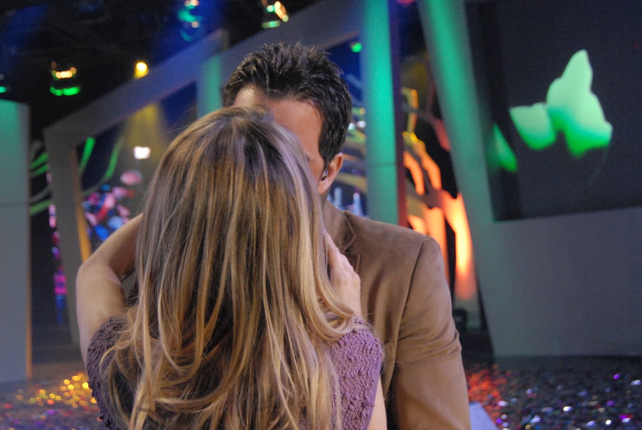 Como era de esperarse, Mane también tendrá sus momentos apasionados con su pareja.