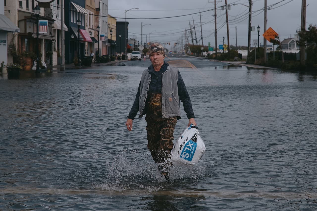 Las mareas altas del lunes y martes aún podrían causar inundaciones costeras leves o moderadas. Además, se esperan 2 a 4 pulgadas de lluvia y rige una advertencia hasta las 2:00 p. m.