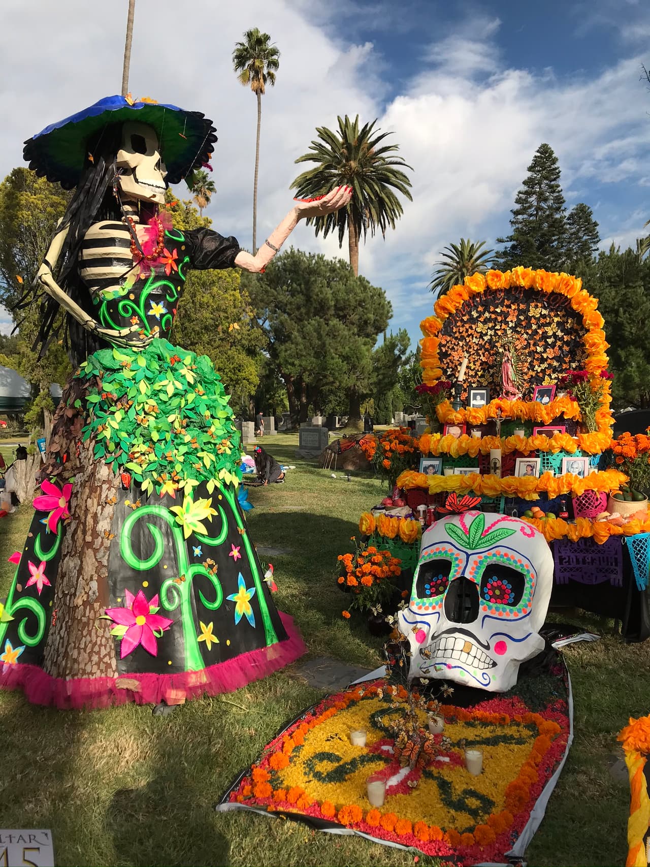 “La Sagrada Migración” es tema de la exposición de este año en cada uno de los 91 altares y decoraciones en el cementerio.