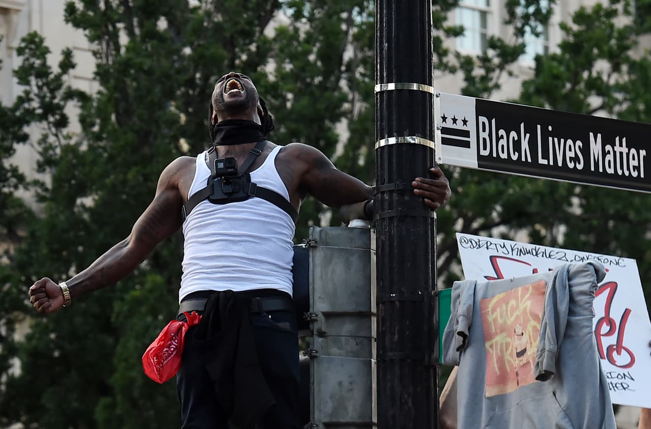 <b>El nuevo centro de la protesta. </b>Una calle frente a la Casa Blanca 
<a href="https://www.univision.com/noticias/sucesos/el-nuevo-nombre-de-esta-calle-frente-a-la-casa-blanca-honra-la-lucha-contra-la-discriminacion-black-lives-matter-fotos-fotos"><u>fue denominada <i>Black Lives Matter</i> por las autoridades locales de Washington DC</u></a>. Allí decenas de manifestantes se aportaron durante varias semanas. La fotografía fue tomada el 6 de junio.