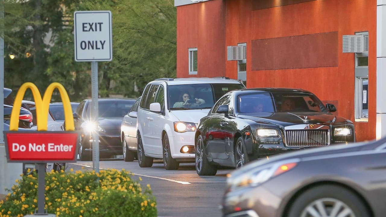 <h3 class="cms-h3-H3">Khloe Kardashian - Rolls-Royce Wraith</h3>
<br>
<br>En esta imagen vemos a Khloe Kardashian y a su hermana Kim, pasando por el 'drive through' de algun McDonald's en Los Ángeles a bordo de su Rolls-Royce Wraith. Imposible pasar de desapercibidas a bordo de semejante máquina, como podemos comprobar en la imagen donde también podemos ver a una fan tomando fotos con su teléfono en la minivan blanca inmediatamente detrás del lujoso coupé.