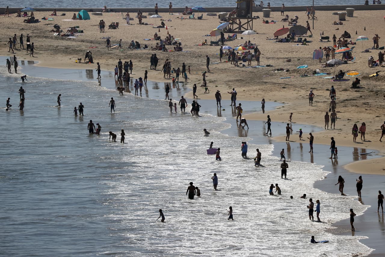 Hasta el momento el condado de Orange no ha informado el número de personas que visitaron sus playas el sábado 25 de abril, pero se estima que fueron miles las personas que escaparon de la ola de calor que azota al sur de California.