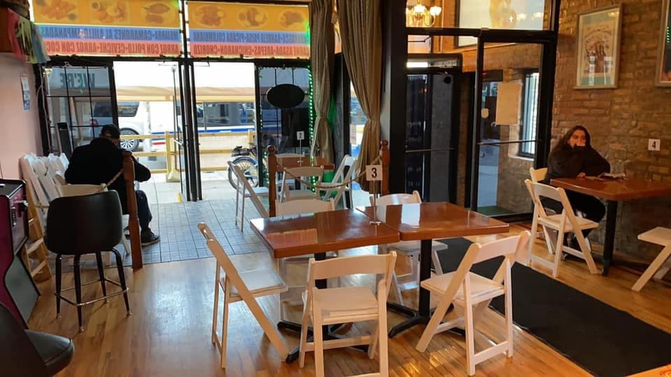 Comida colombiana en 2701 w division st. "Tengo disponible 4 mesas para comer aquí, de acuerdo a los guidelines de la ciudad de Chicago y el estado. Acondicioné esta área para poder comer con calefacción y puertas retractables abiertas a un 50%.