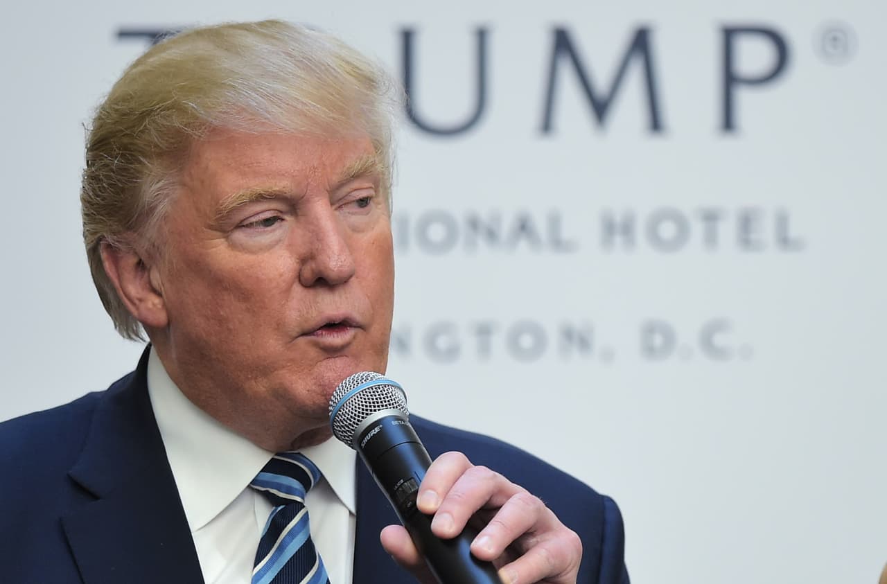 El día que debía dar explicaciones sobre sus negocios, Trump arremete contra los medios y la Casa Blanca