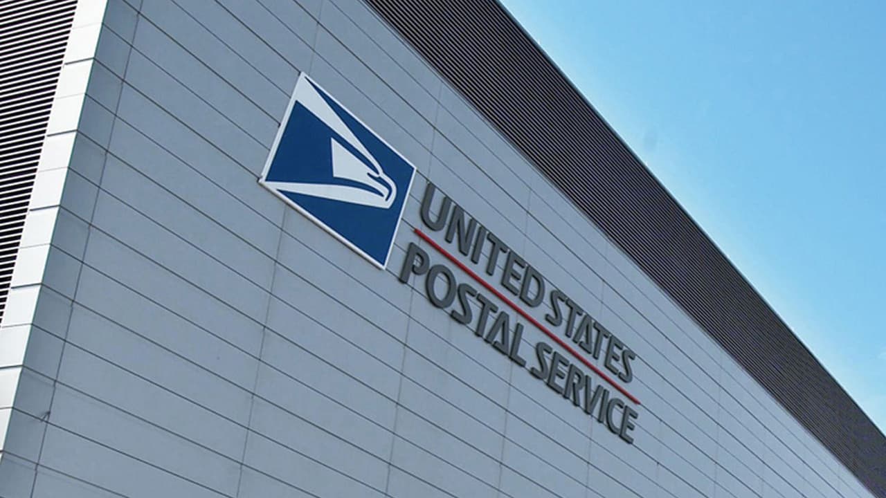<b>Oficinas postales</b>
<br>De manera general, el Servicio Postal de los Estados Unidos permanecerá cerrado. Solamente se hará entrega de envíos urgentes-prioritario, informó el USPS.
<br>
<br>Sin embargo, servicios como UPS y FedEx sí mantienen su servicio con normalidad.