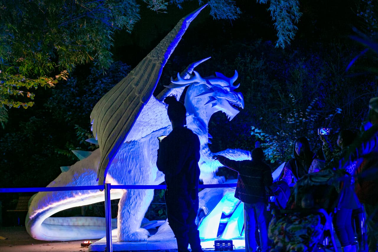 Hay un dragón de hielo gigante que asombrará a los más pequeños.