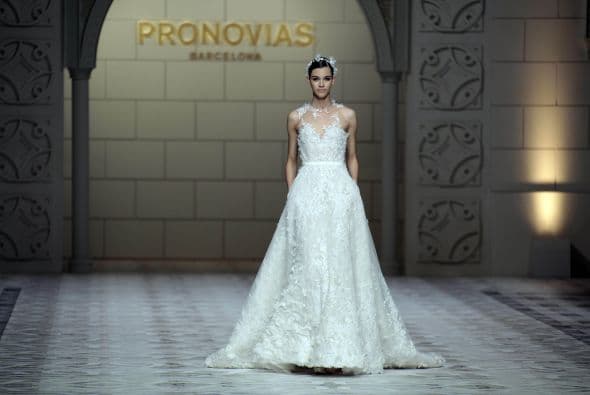 El escote de corazón con transparencia y encaje siguió con la tendencia.