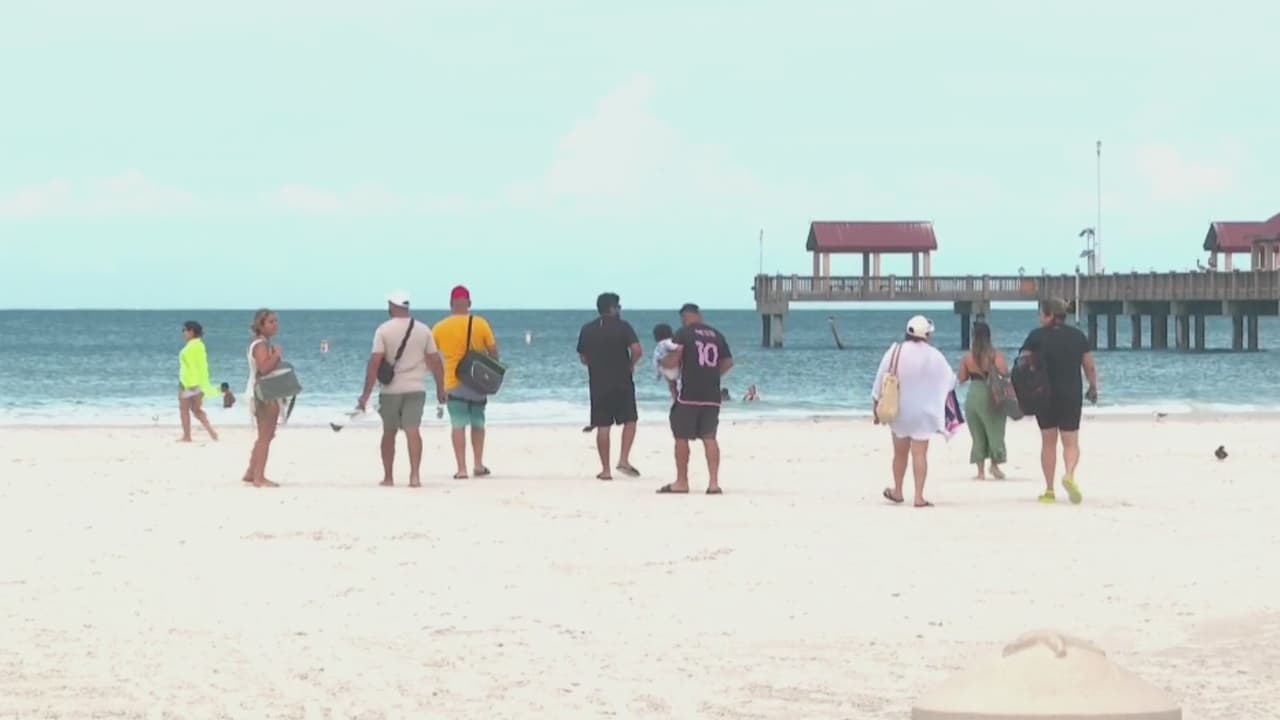 Mientras el huracán Idalia continúa avanzando hacia Florida, algunas personas aprovechan los últimos minutos de calma en la playa. Entretanto, los negocios se preparan cerrando sus puertas y poniendo bolsas de arena en las entradas. Por otra parte, algunos peajes han sido suspendidos para facilitar el flujo de vehículos antes de que las fuertes marejadas entren a tierra.
