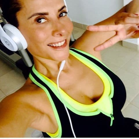 Sigue deleitándote la pupila con la sexy directora.