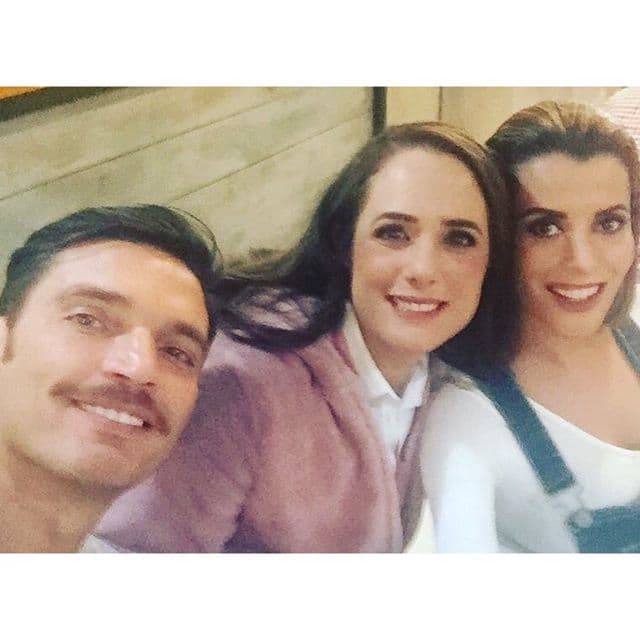 Pero cuando regresa al set de trabajo con sus compañeros vuelve a su personaje.