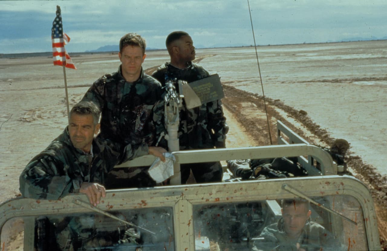 En 2003 Clooney dijo que el grabar la película fue la peor experiencia de su vida y que la confrontación física que tuvo con el director fue porque no iba tolerar que humillara a los miembros de la producción, como los extras.