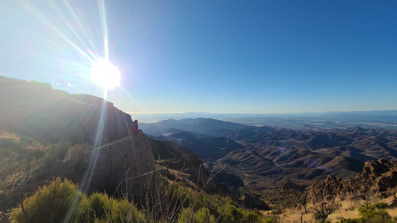 Para descubrir los senderos más cercanos a tu casa, puedes descubrir aplicaciones que te ofrecen no solo imágenes de los paisajes y vistas que podrás encontrar durante tu caminata, sino también mapas con el sendero que debes seguir.