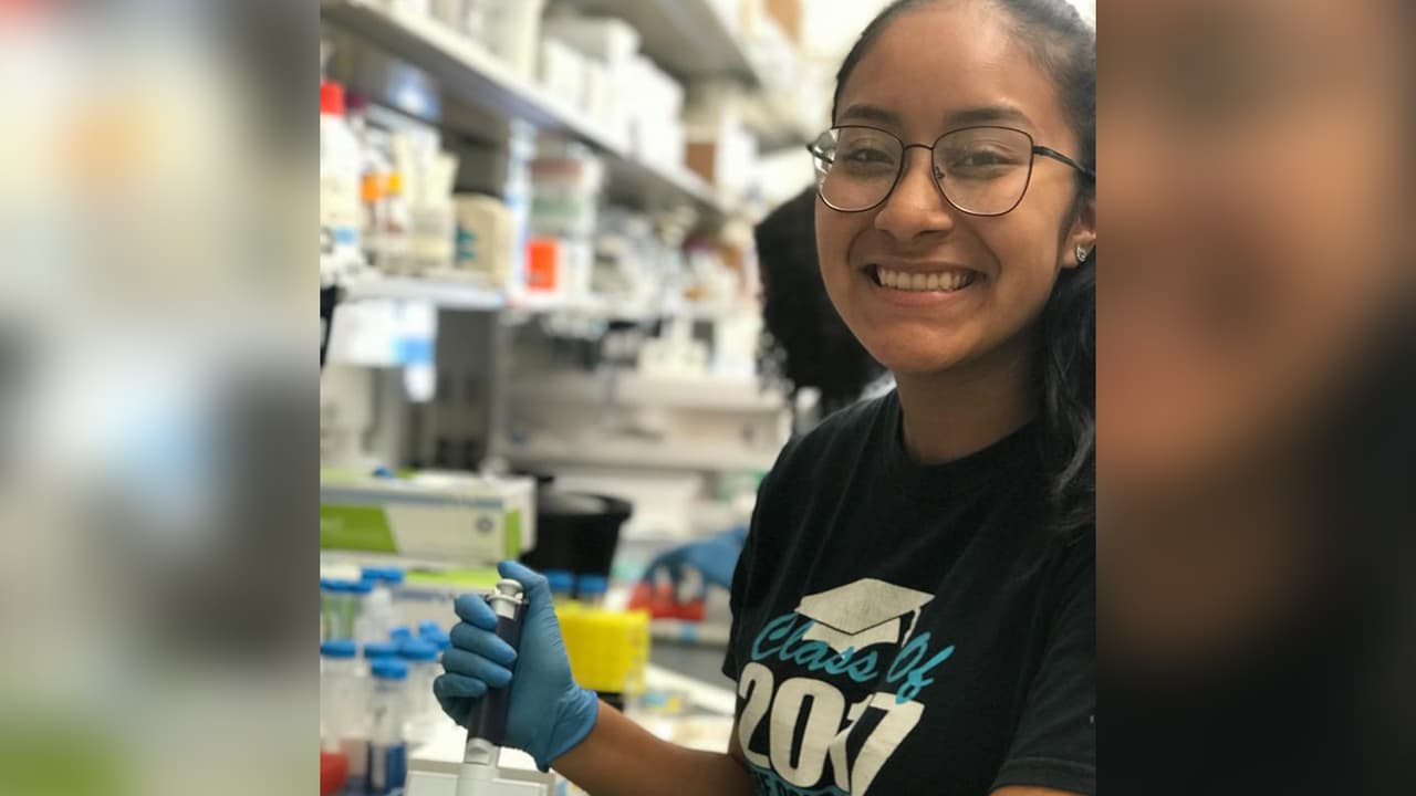 “Quiero ser cirujana del cerebro, pero yo le dije a mi mamá que le iba a dar todo lo que había ahorrado para el colegio para pagar los meses de renta atrasados y abrí una cuenta de GoFundMe para ayudarme a pagar mis estudios”, indicó.