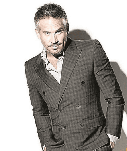 Lo que más caracteriza a Arath es su sentido del humor. Por eso ha destacado como comediante.