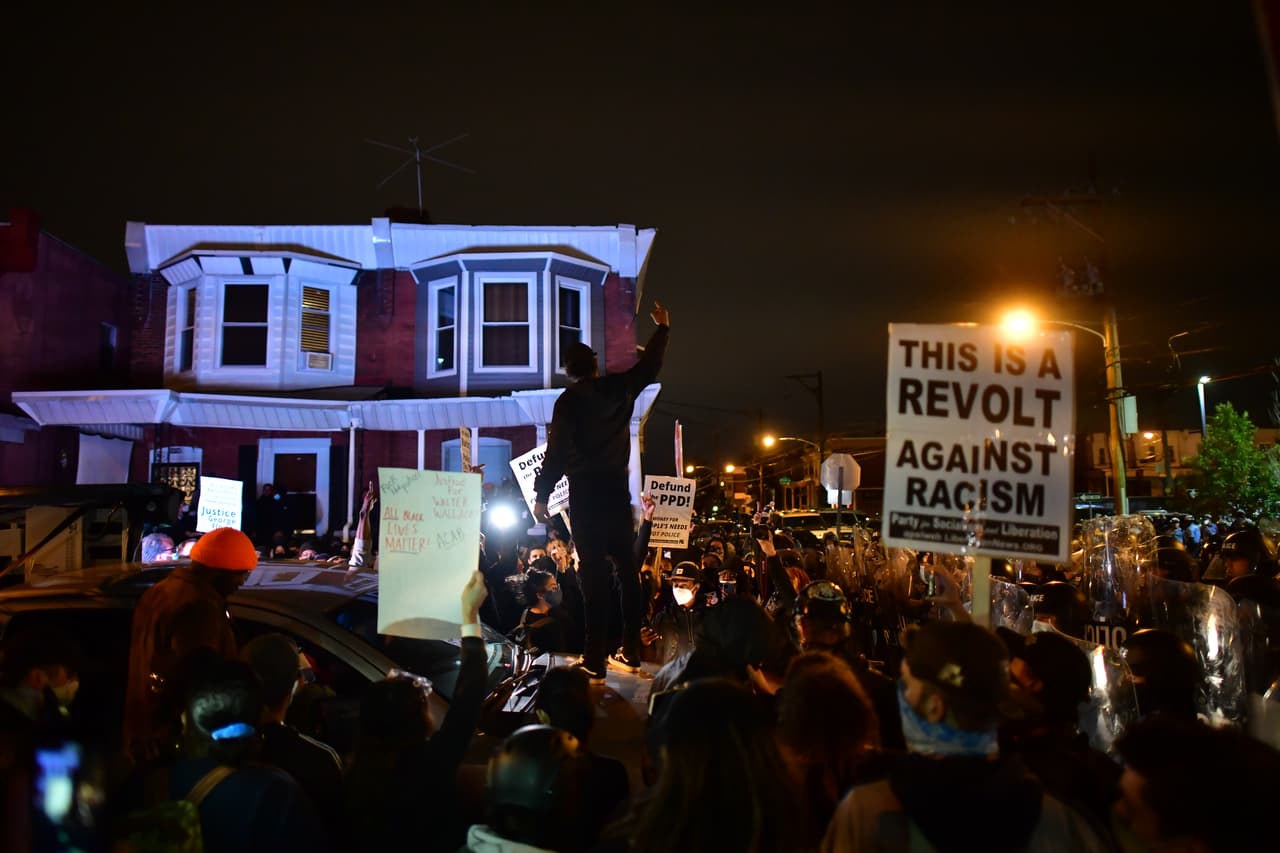 El proceder de los dos agentes de la policía que dispararon mortalmente contra Wallace, quien según su familia estaba enfrentando una crisis de salud mental, han avivado los temas que centraron las revueltas que provocó el asesinato de George Floyd en mayo. El racismo, la reforma de la policía y la equidad en una sociedad profundamente dividida. 
<br>