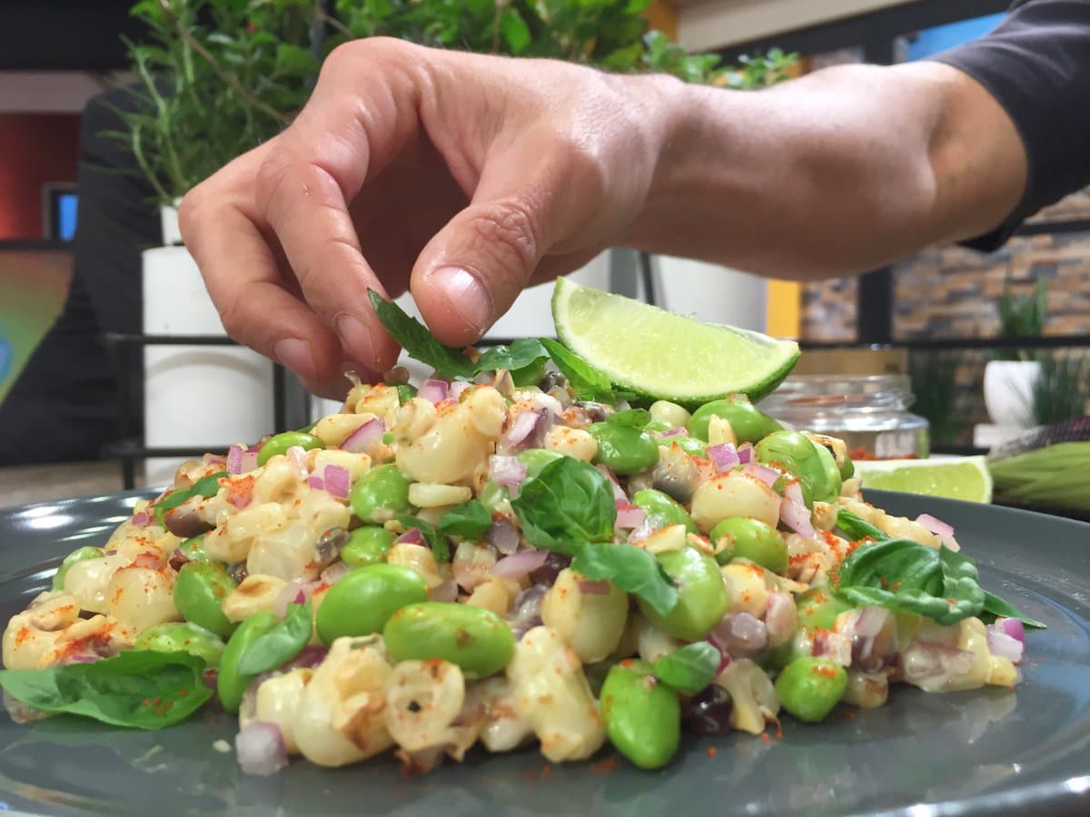 Los granos son muy fáciles de conseguir y saben deliciosos. La ensalada de granos de maíz está para chuparse los dedos.