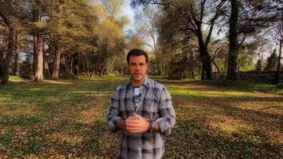 Además de mostrar momentos familiares, 
<a href="https://www.univision.com/famosos/eduardo-capetillo-posa-sin-camisa-y-en-shorts-un-dia-despues-de-aclarar-por-que-tiene-tanto-pelo-fotos">Capetillo</a> utiliza las redes sociales para publicar los 
<b>episodios de su nuevo proyecto</b>, el cual presentó a sus seguidores en diciembre de 2019.
<br>