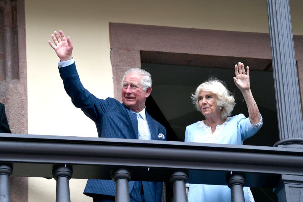 De acuerdo con la revista 
<b><a href="https://www.hellomagazine.com/royalty/2019051673056/prince-charles-finally-meets-grandson-archie-harrison/" target="_blank">Hello!</a></b>, el hijo de la reina Isabel conoció a su nieto hasta el 16 de mayo y habría estado acompañado de su esposa, 
<b>Camila de Cornualles</b>.