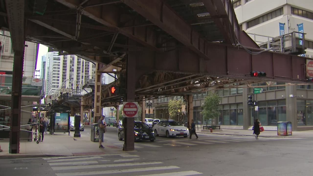 Encuentran muerta a una persona en una parada de autobús en el centro de Chicago