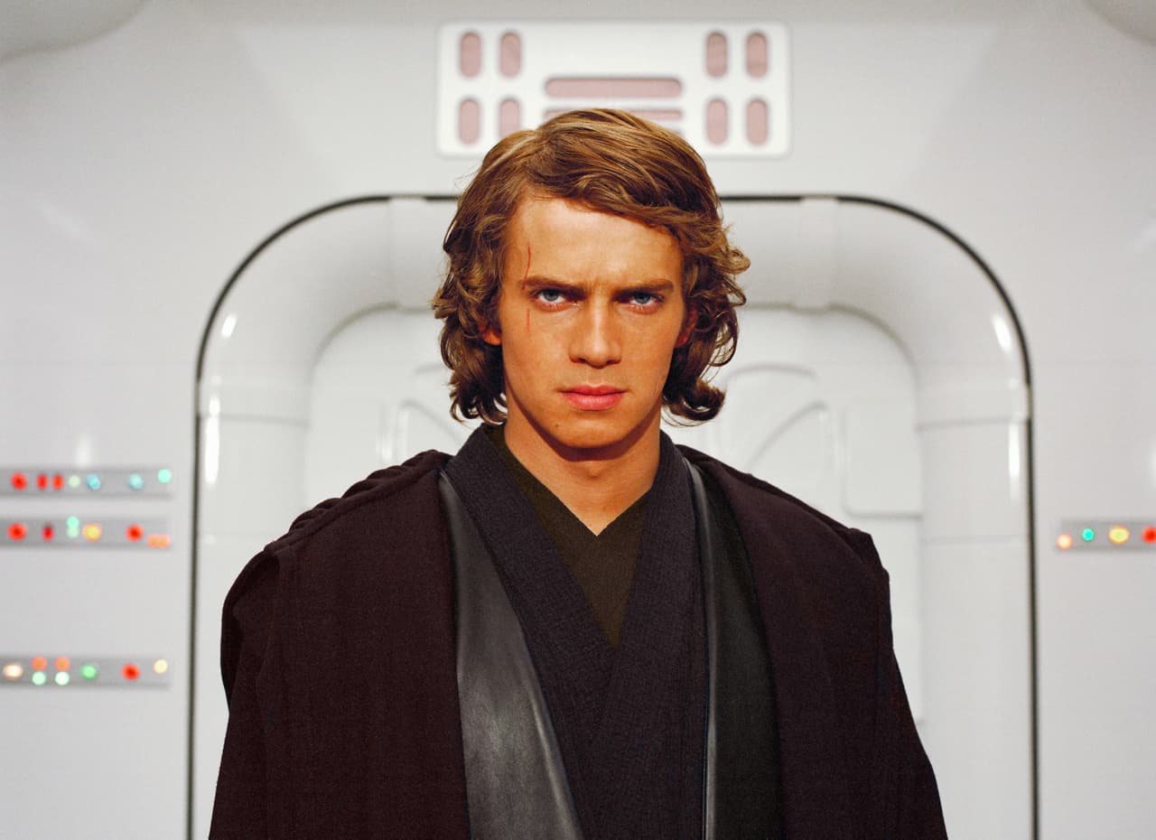 Hayden Christensen se quedó con el papel de 
<b>Anakin Skywalker</b>, uno de los personajes más importantes y complejos de la saga.