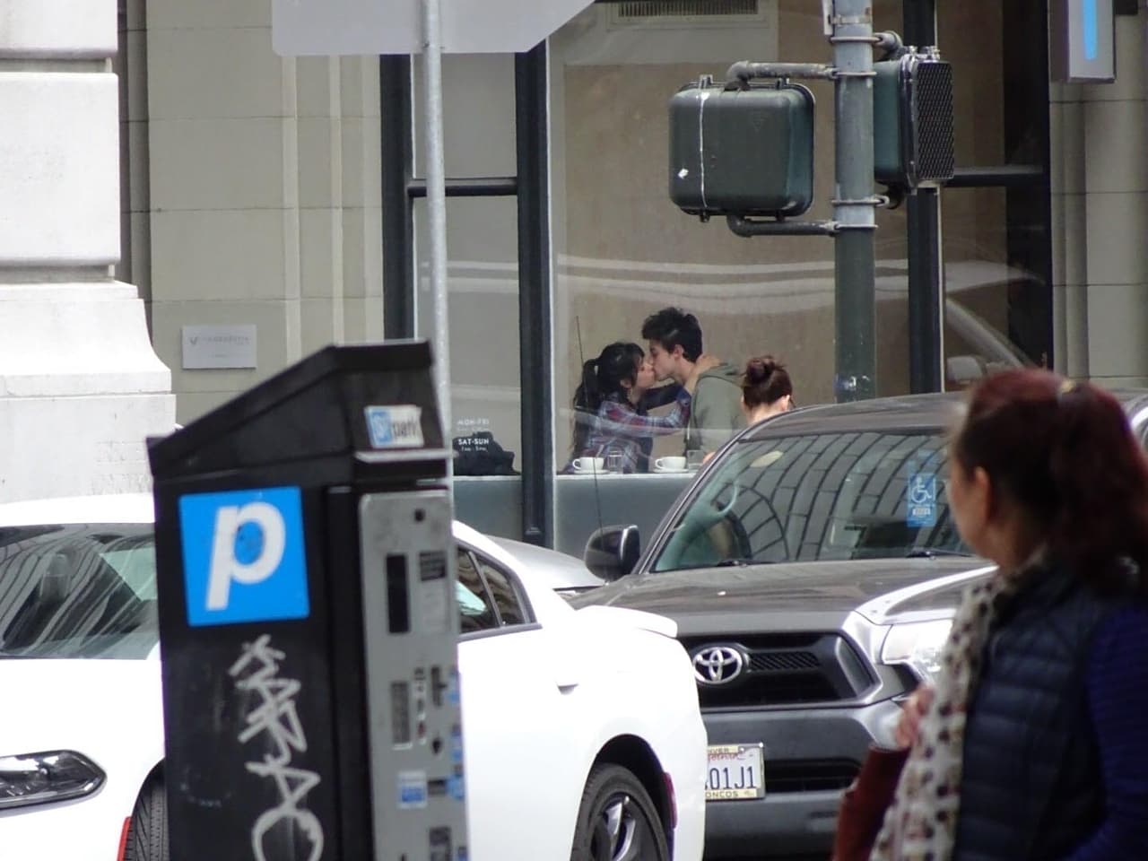 En julio, la pareja 
<b><a href="https://www.univision.com/famosos/camila-cabello-y-shawn-mendes-se-besan-en-la-boca-y-a-la-vista-de-todos-en-miami-pero-no-confirman-romance-fotos">fue vista besándose</a></b> mientras tomaban un café en San Francisco.