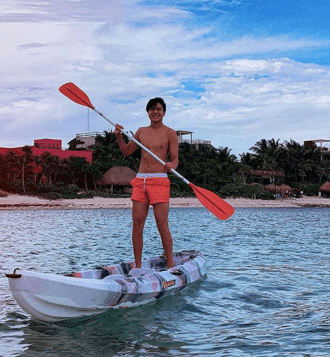 Con un collage, retrató las distintas etapas que ha compartido con su hijo, que van desde la infancia hasta la adolescencia. 
<br>
