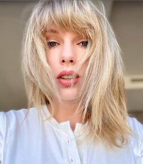 "Mientras más mujeres puedan expresar su incomodidad en situaciones sociales, más se convierte en la norma social que las personas hagan preguntas en fiestas como '¿Cuándo vas a formar una familia?', para alguien que cumple 25 años, es 
<b><a href="https://www.univision.com/musica/pop/esto-ha-pasado-en-el-juicio-de-taylor-swift-contra-un-dj-por-tocarle-el-trasero" target="_blank">un poco grosero</a></b>", explicó.