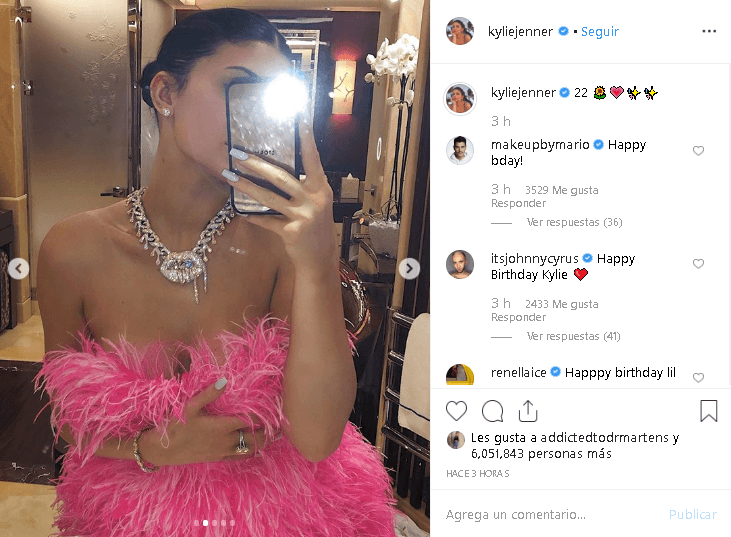 "Definitivamente hay muchos obstáculos en mi contra […] Al tener una gran presencia en las redes sociales, te abres a los chismes sobre ti y las historias falsas, pero también es muy positivo. Conozco mi fortaleza, sé cuándo dejar mi teléfono y dejar las redes sociales y simplemente disfrutar de la vida". 
<br>