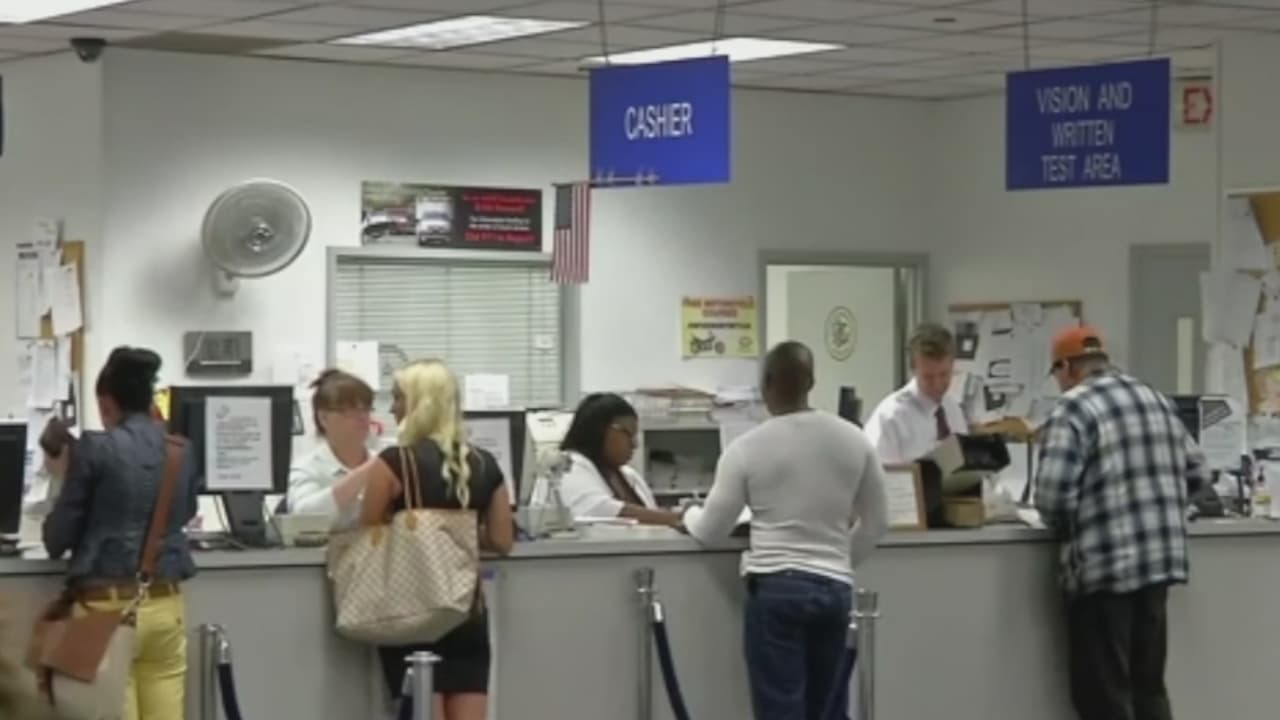 Tres hombres arrestados por supuesta trampa en el examen de licencia de conducir en Miami-Dade