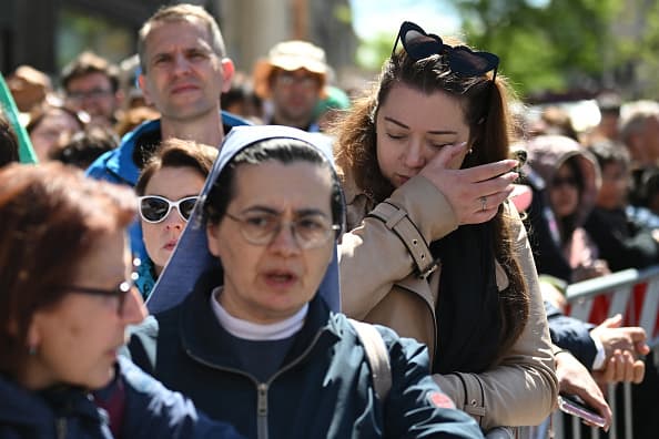Una mujer llora durante el funeral del papa Francisco en la plaza San Pedro.