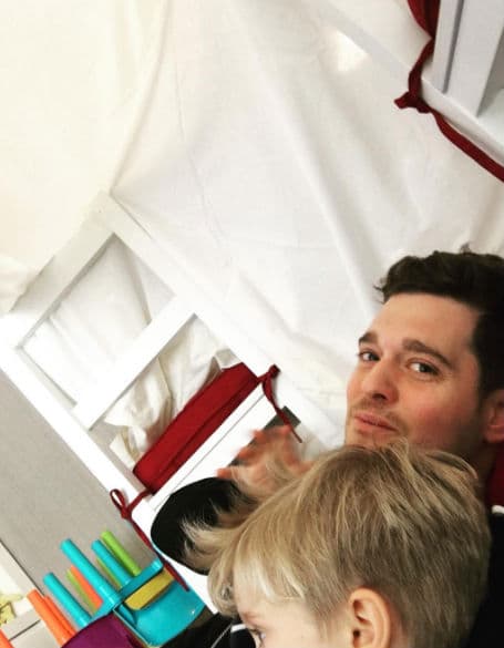 El canadiense Michael Bublé compartió esta foto en la que se lo ve con hijo dentro del 'fuerte de tela' que construyeron.