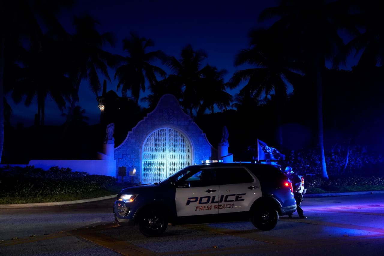 La investigación parece estar relacionada con el manejo de información de la Casa Blanca que fue sacada del edificio presidencial de Washington DC y llevada a Florida.