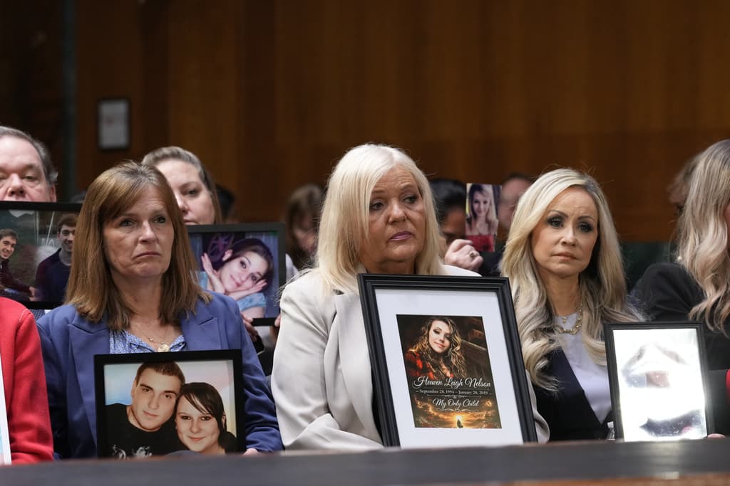 Durante su comparencia ante el comité del Senado de los Estados Unidos, la funcionaria contó con el apoyo de la organización 'Angel Moms', compuesta por padres y madres cuyos hijos perdieron la vida en incidentes con inmigrantes indocumentados.