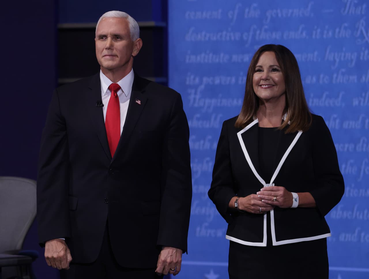 La esposa del vicepresidente 
<a href="https://www.univision.com/temas/mike-pence">Mike Pence</a>, Karen Pence, también subió al escenario al terminar el evento. Al principio su esposo defendió la respuesta del gobierno de Trump al coronavirus diciendo que suspendió rápidamente los vuelos provenientes de China.