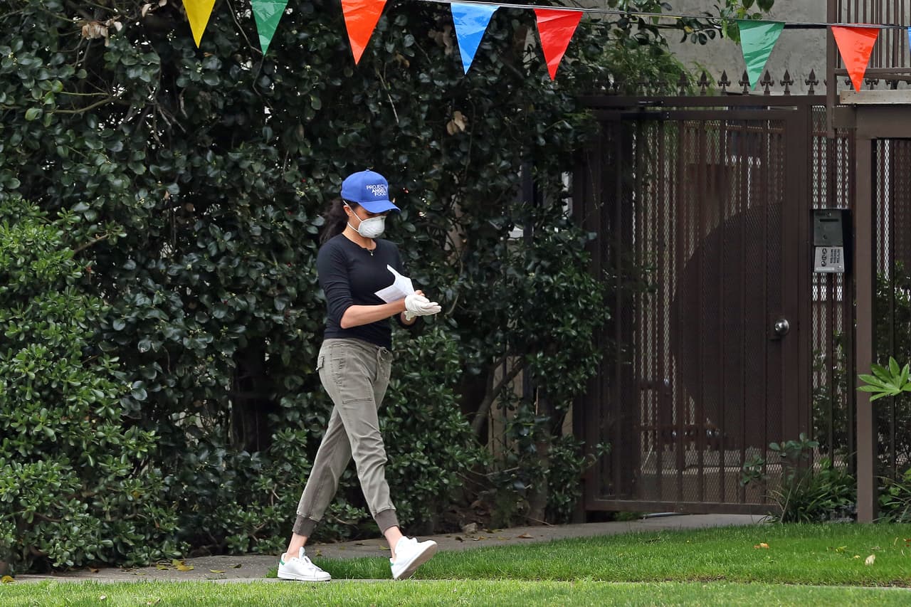 En la pasada Pascua, Meghan Markle y el príncipe Harry estuvieron como voluntarios en la organización benéfica Project Angel Food y 
<b><a href="https://www.univision.com/famosos/en-tenis-jeans-y-gorra-meghan-markle-deja-atras-la-imagen-de-fashionista-que-mantuvo-durante-sus-2-anos-en-la-realeza-fotos" target="_blank">entregaron comidas</a></b> a personas vulnerables de Los Ángeles durante la actual pandemia de covid-19. 
<br>