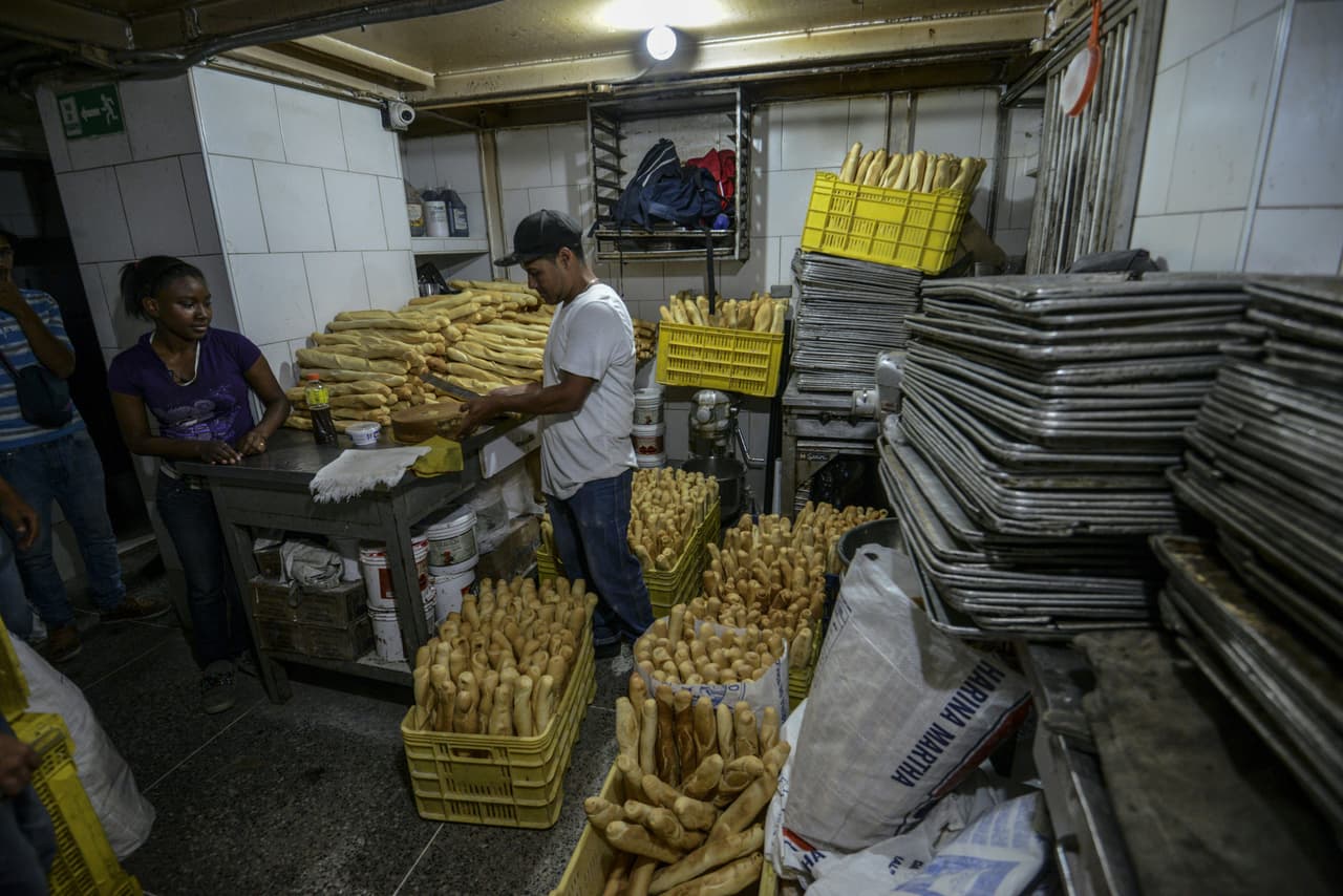 Panaderos y clientes, las primeras bajas de la "guerra del pan" en Venezuela