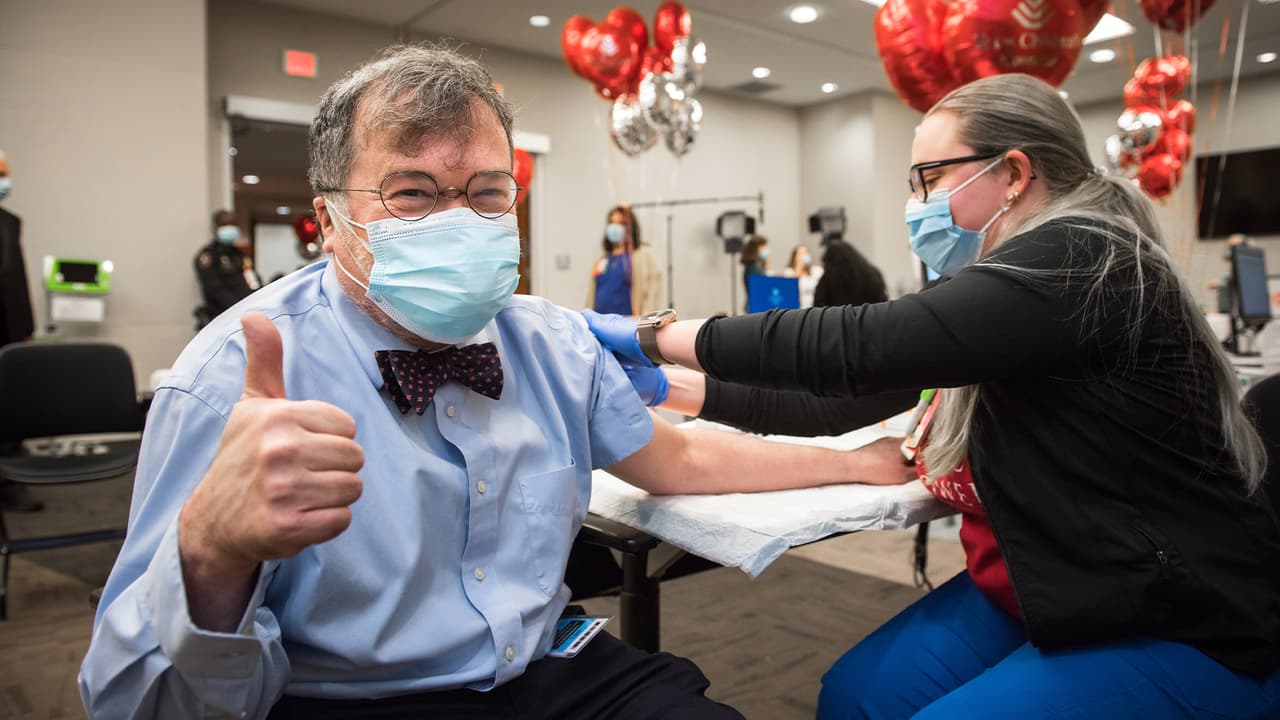 Más de 1,600 trabajadores de la salud han recibido la vacuna contra el coronavirus en el Texas Children's Hospital.