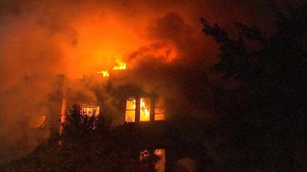 Voraz incendio en Oak Park deja decenas de familias desplazadas