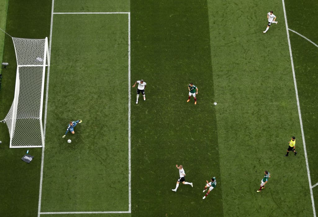 Aún así, al minuto 35, Hirving Lozano destrozó la defensa de Alemania y anotó un gol que se llevó por el piso ese invicto al imponerse 1-0.