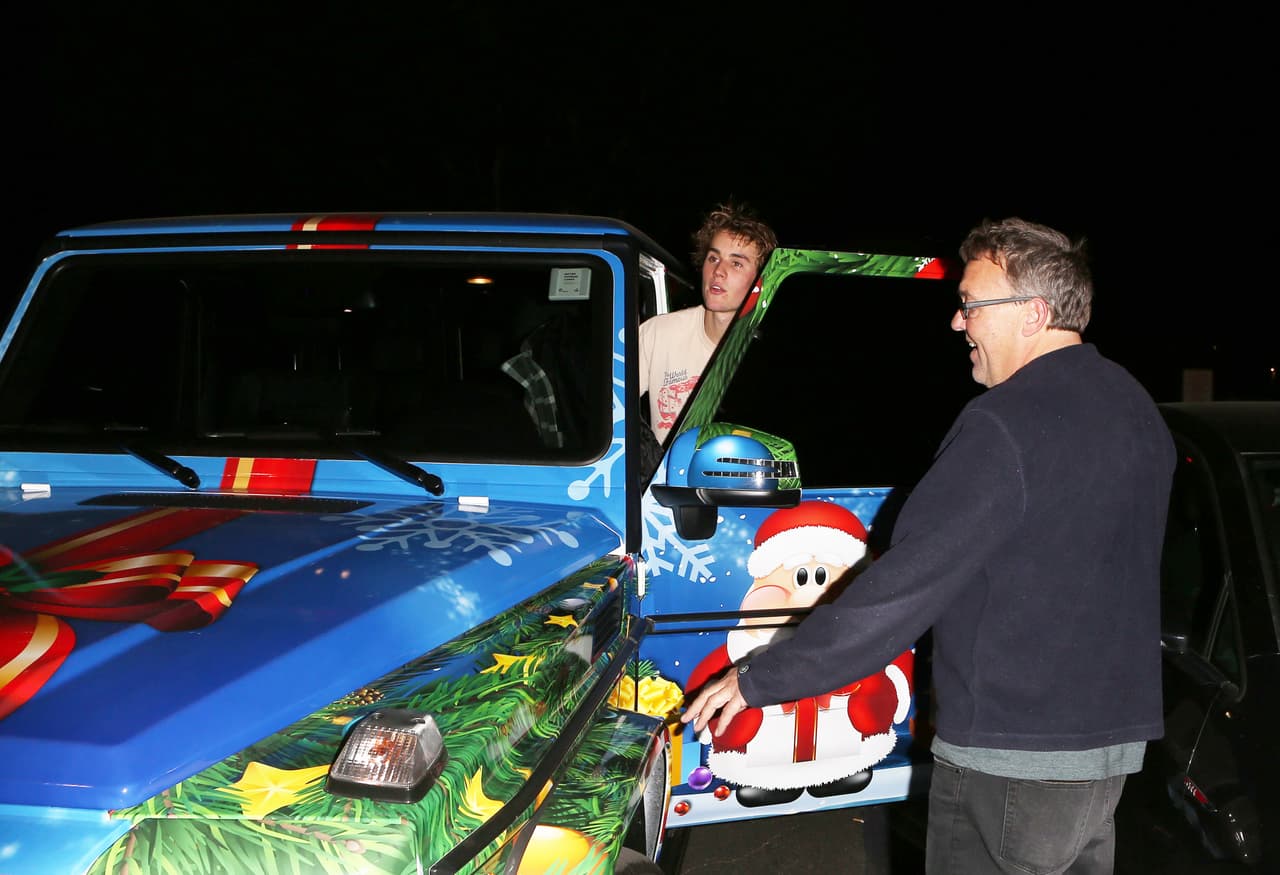 Justin Bieber presumió su peculiar SUV navideña
<b> a través de Instagram Stories con sus más de 95 millones de seguidores.</b> Pero también los paparazzi han sido los encargados de mostrarnos esta semana al cantante yendo a a todos lados a bordo de su lujosa y poderosa Clase G.