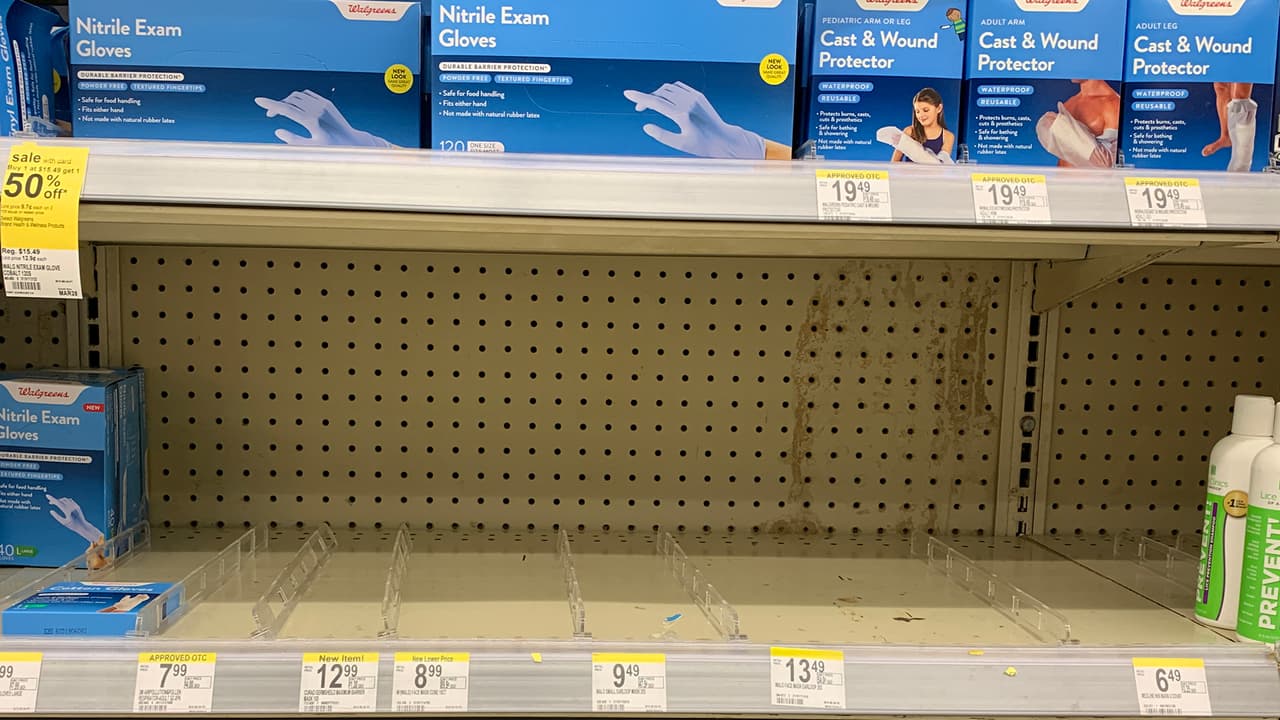 Incluso los guantes de látex tienen mucha demanda en las farmacias, una situación que vino de la mano con el temor al coronavirus.