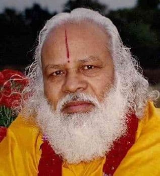 <h3 class="cms-H3-H3">Prakashandand Saraswati</h3>
<br>
<br>A sus 92 años, este hombre oriundo de la inda 
<b>es buscado por 10 cargos de indecencia <a href="https://www.interpol.int/es/Como-trabajamos/Notificaciones/Ver-las-notificaciones-rojas#2011-49171" target="_blank">con conducta sexual con un niño.</a></b>
<br>
<br>La Interpol precisa que Saraswati 
<b>usa una tilak de ceniza roja en su frente que se asemeja a un signo de exclamación </b>y que es muy probable que en los últimos tiempos se haya sometido a una cirugía de espalda, la cual le dejó cicatrices en su cuerpo. 
<br>
<br>