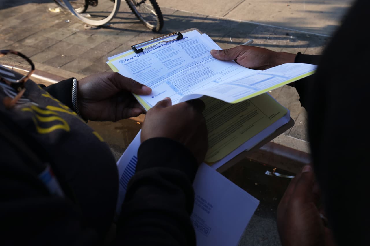 Nueva York experimenta disminución en el registro para votar entre jóvenes para elecciones