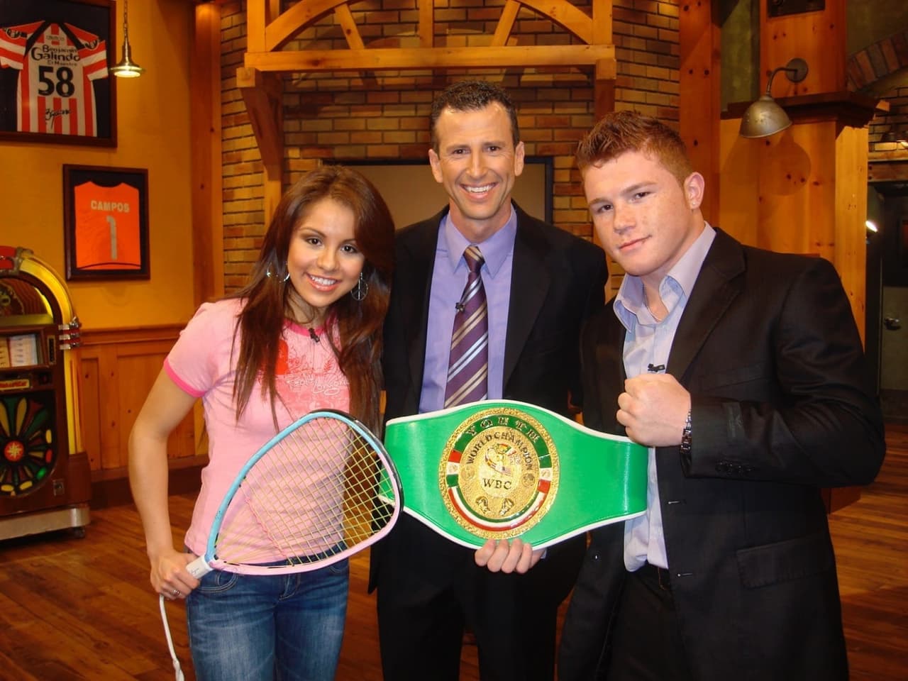 Al lado de dos destacados deportistas mexicanos aparece Félix Fernández, con Paola Longoria, una de las mejores jugadoras de rácquetbol del planeta y Saúl 'Canelo' Álvarez, de los mejores boxeadores libra por libra del mundo.