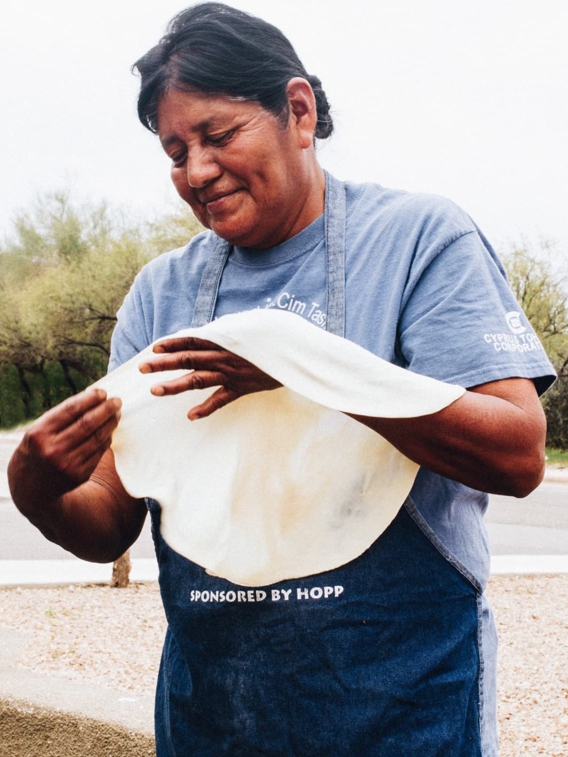 "Aprendiendo a hacer tortillas en la reservacion indígena, Tohono O'odham en el sur de Arizona".